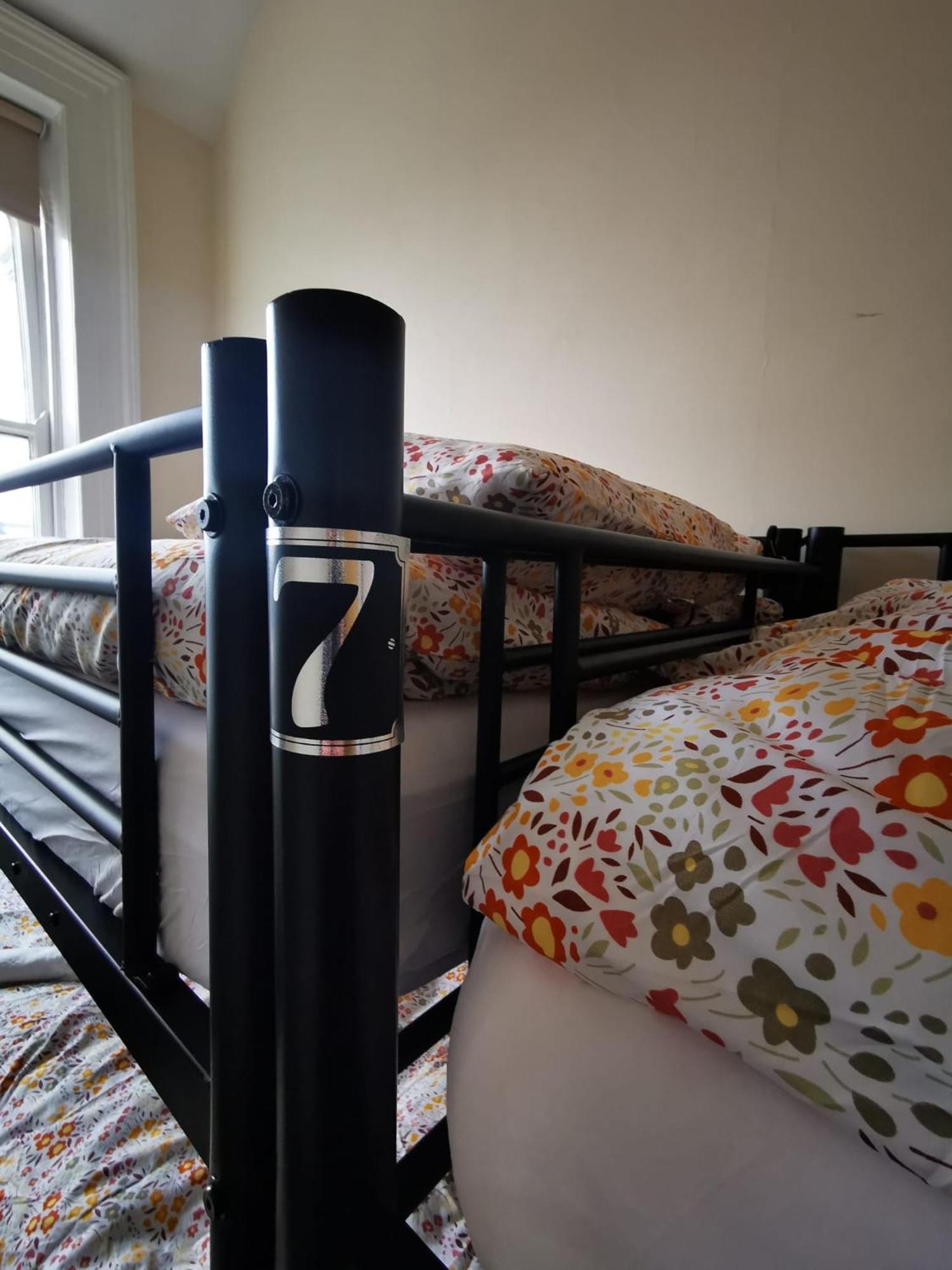 בלפסט Botanic Avenue Hostel Less Than A Mile From The City Centre מראה חיצוני תמונה
